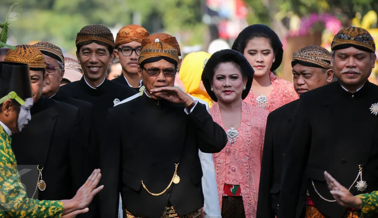 Senyum mengembang diperlihatkan Presiden Jokowi dan sang istri, Iriana saat mengantarkan putra sulung mereka, Gibran Rakabuming Raka menuju lokasi akada nikah di Gedung Graha Buana, Solo, Jawa Tengah, Kamis (11/6/2015). (Liputan6.com/Faizal Fanani) 