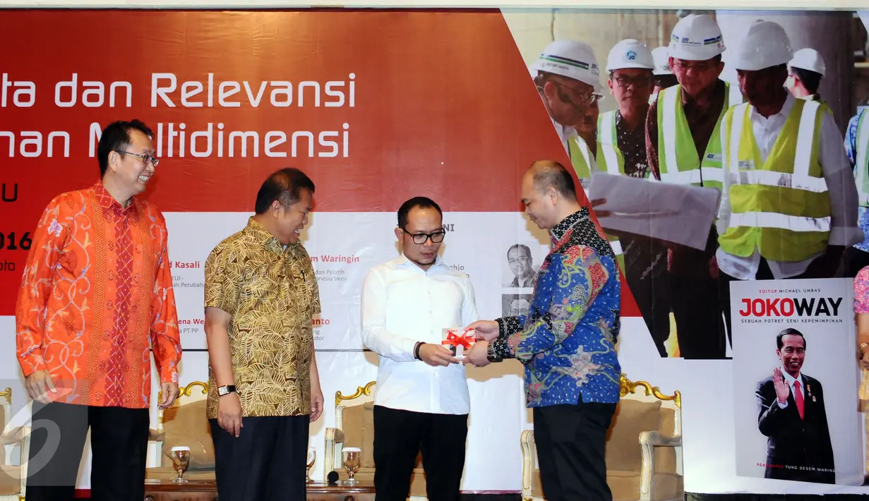 Menteri Tenaga Kerja Hanif Dhakiri (kedua kanan) menerima buku dari editor penulis jelang seminar dan bedah buku Jokoway di Jakarta, Kamis (27/10). Seminar bertema Era Nawacita dan Relevansi Kepemimpinan Multidimensi. (Liputan6.com/Helmi Fithriansyah)