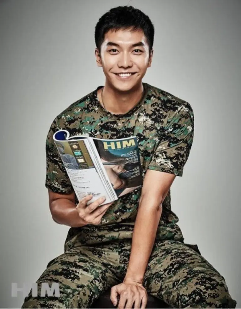 Melihat gantengnya Lee Seung Gi pakai baju militer bikin kamu nggak sabar nunggu oppa comeback. (Sumber Foto: allkpop)