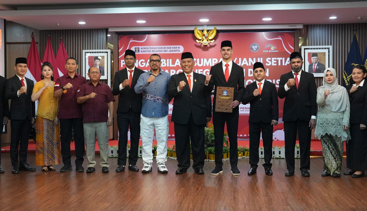 Jens Raven berfoto bersama setelah pengambilan sumpah pewarganegaraan di Kanwil Kemenkumham DKI Jakarta, Cawang, Jakarta, Kamis (27/06/2024). (Dok. PSSI)