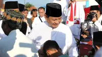 Menteri Pertahanan Prabowo Subianto melaksanakan sholat Idul Adha 1444 H/2023 M berjamaah bersama warga Bandung Barat di Stadion Gelora Mandalamukti Bersatu, Bandung, Kamis (29/6/2023). (Foto: Humas Kemenhan)
