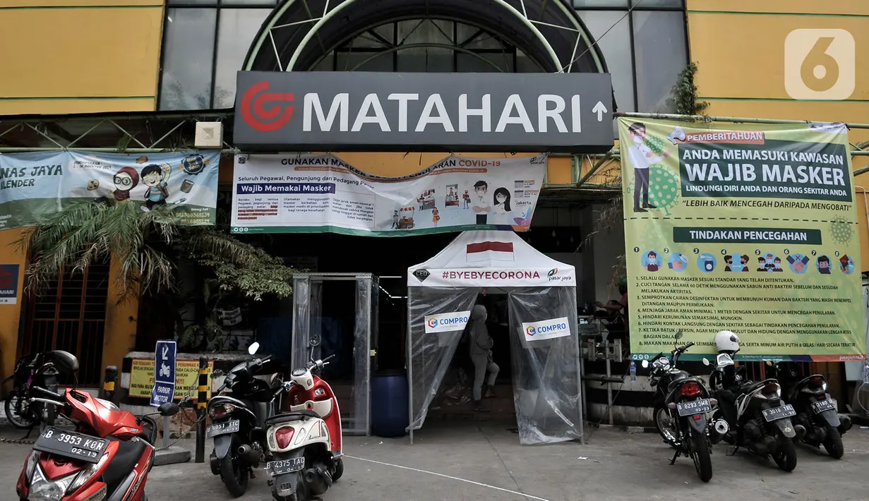 Suasana saat Pasar Perumnas Klender ditutup sementara, Jakarta, Rabu (10/6/2020). Pasar Perumnas Klender terpaksa ditutup sementara setelah ditemukannya sebanyak 20 pedagang postif Covid-19 berdasarkan hasil tes swab yang dilakukan beberapa waktu lalu. (merdeka.com/Iqbal S. Nugroho)