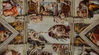 Langit-langit Kapel Sistina dihiasi lukisan mahakarya Michelangelo (Dok.Unsplash/Calvin Craig)