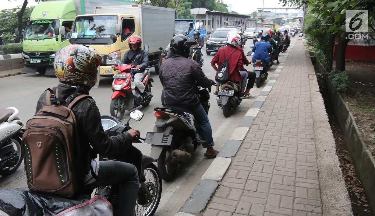 Sejumlah pengendara motor melawan arah saat terjadi kemacetan di Jalan Daan Mogot, Jakarta, Jumat (23/3). Tindakan tersebut dapat membahayakan diri sendiri dan pengendara yang lain. (Liputan6.com/Arya Manggala)