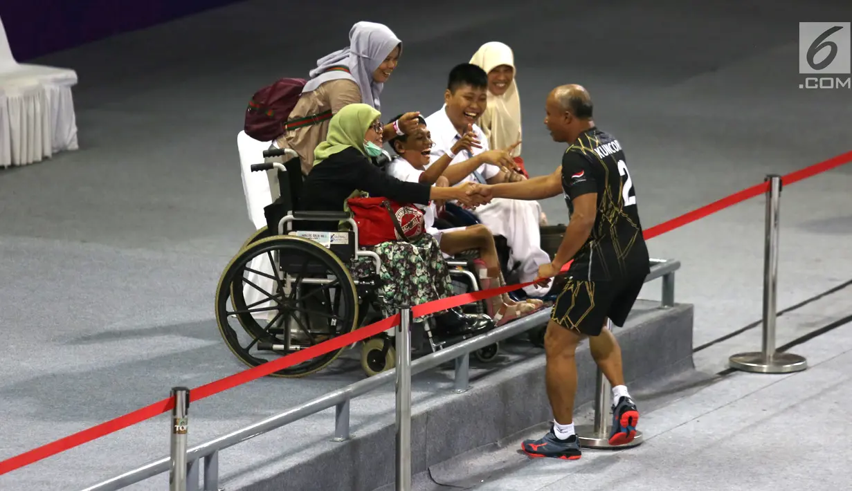 Pemain tim voli duduk putra Indonesia menyalami penonton saat bertanding melawan Iraq di Asian Para Games di GBK, Jakarta, Senin (8/10). Indonesia kalah dari Iraq dengan skor 25-11, 25-10, dan 25-10. (Merdeka.com/Imam Buhori)