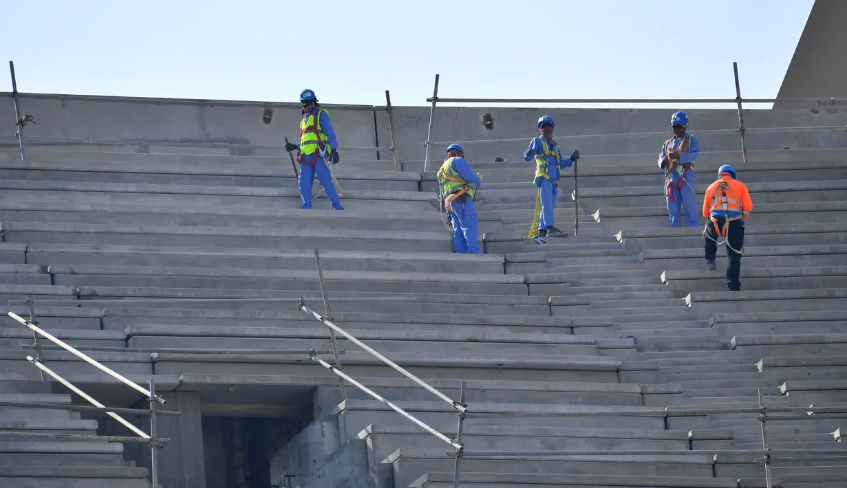 Pekerja menyelesaikan pembangunan Stadion Lusail di Qatar, Jumat (20/12). Lusail akan menjadi stadion untyuk partai pembuka dan penutup piala dunia 2022 di Qatar. (AFP/Giuseppe Cacace)