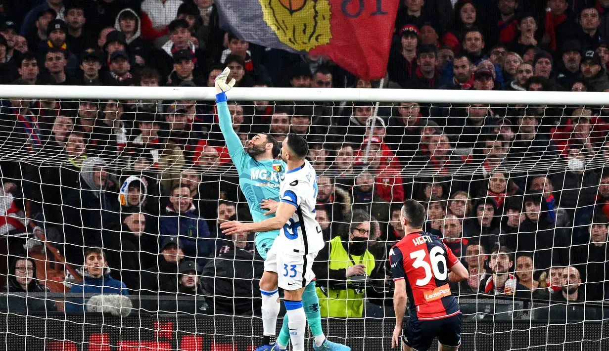 Penjaga gawang Genoa, Salvatore Sirigu (kiri) menyelamatkan tembakan bek Inter Milan, Danilo D'Ambrosio (tengah) selama pertandingan Liga Serie A Italia di Stadion The Luigi Ferraris, Genoa (26/2/2022). Hasil ini membuat Inter Milan tertahan di posisi kedua dengan raihan 55 poin. (AFP/Vicenzo Pinto)