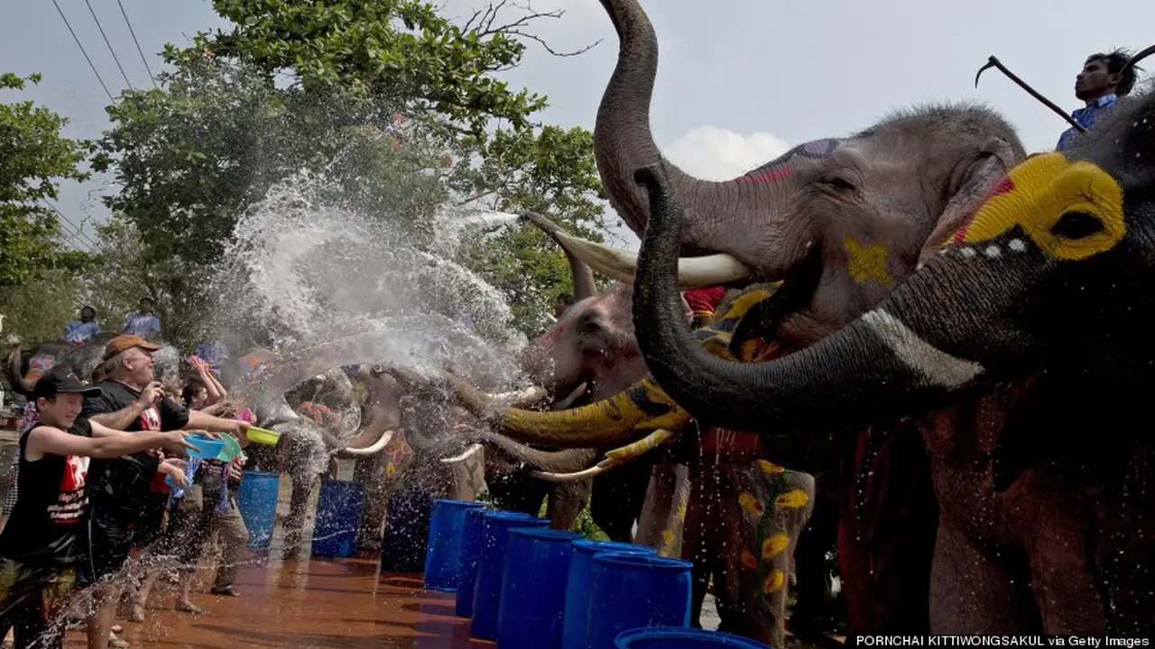 Serunya Perang Air di Songkran Festival