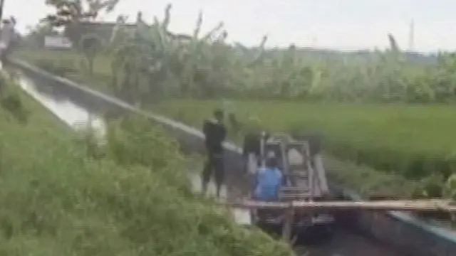 [VIDEO] Hindari Truk Minibus Terbalik Masuk Sungai