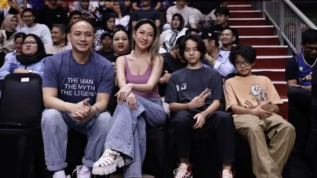 Bunga Citra Lestari saat nonton pertandingan basket. [@tikoaryawardhana]