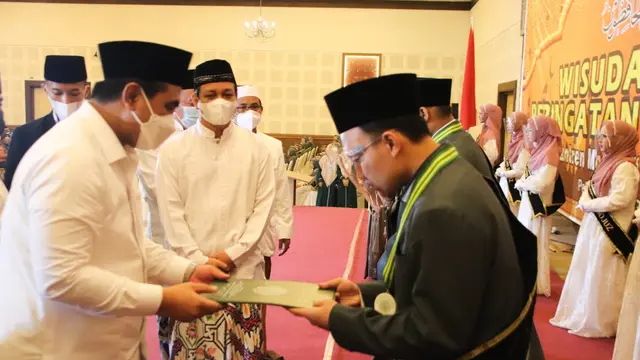 Wakil Gubernur Jateng Taj Yasin saat menyerahkan penghargaan bagi wisudawan di Pondok Pesantren Al-qur'an Buaran, Pekalongan. Foto : Liputan6.com/ Felek Wahyu