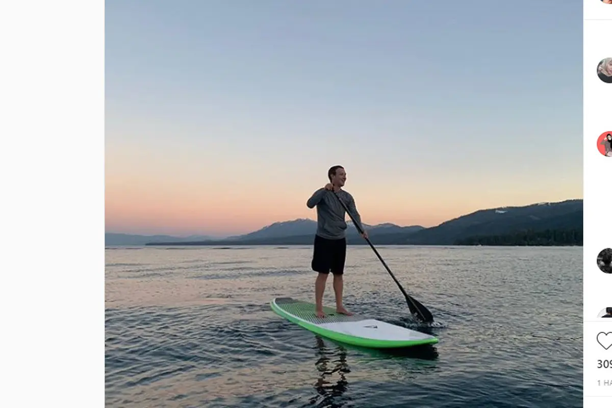 Mark Zuckerberg menikmati matahari terbenam di atas paddle di Danau Tahoe.