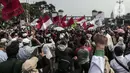 Massa dari sejumlah ormas melakukan demonstrasi di depan Gedung MPR/DPR/DPD, Jakarta, Rabu (24/6/2020). Dalam aksinya mereka menuntut Rancangan Undang-undang (RUU) Haluan Ideologi Pancasila (HIP) ditarik dari Program Legislasi Nasional (Prolegnas). (Liputan6.com/Johan Tallo)