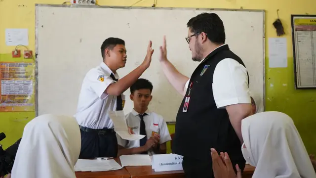 Bupati Kediri Hanindhito Himawan Pramana di SMP Negeri 2 Pare