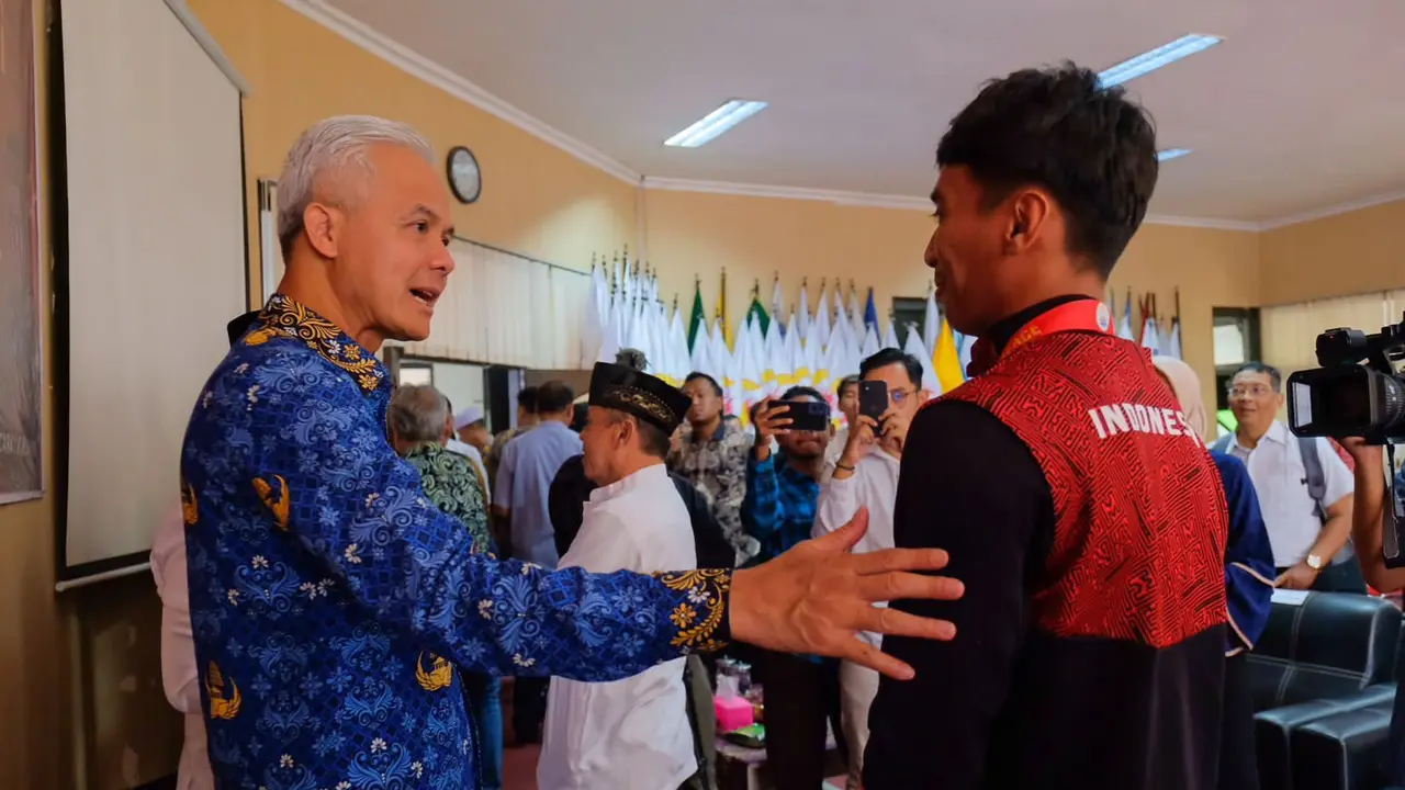 Gubernur Jawa Tengah Ganjar Pranowo menghadiri acara halal bihalal bersama insan olahraga Jateng di kantor KONI Jateng, Stadion Jatidiri, Kota Semarang pada Rabu (17/5/2023).