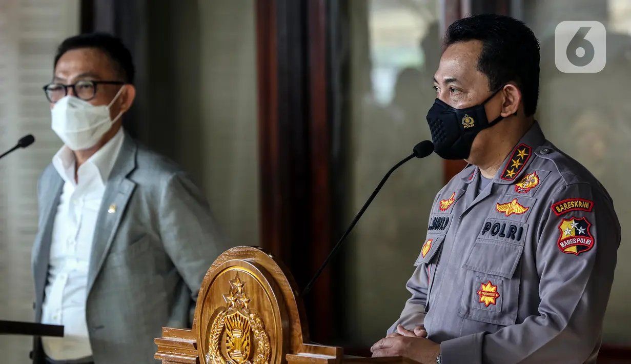 Kabareskrim Polri Komjen Pol Listyo Sigit Prabowo (kanan) bersama Ketua Komisi III DPR RI Herman Hery (kiri) menyampaikan keterangan pers usai mengikuti uji kelayakan dan kepatutan calon Kapolri di Lobi Nusantara II, Kompleks Parlemen, Jakarta, Rabu (20/1/2021). (Liputan6.com/Johan Tallo)