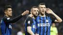 Para pemain Inter Milan merayakan gol Marcelo Brozovic ke gawang Cagliari pada lanjutan Serie A di San Siro stadium, Milan, (17/4/2018). Inter menang 4-0. (AP/Antonio Calanni)