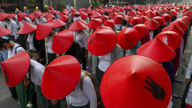 FOTO: Protes Kudeta Militer, Guru Sekolah di Myanmar Turun ke Jalan