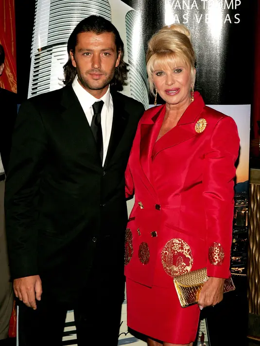 <p>Ivana Trump dan Rossano Rubicondi menghadiri acara yang mengumumkan rencana Ivana Trump Las Vegas di Fizz, New York City, Amerika Serikat, 17 Agustus 2005. Ivana menikah sekali lagi dengan aktor Italia Rossano Rubicondi pada April 2008, namun bercerai kurang dari setahun setelah menikah di Palm Beach, Florida. (Paul Hawthorne/Getty Images North America/Getty Images via AFP)</p>