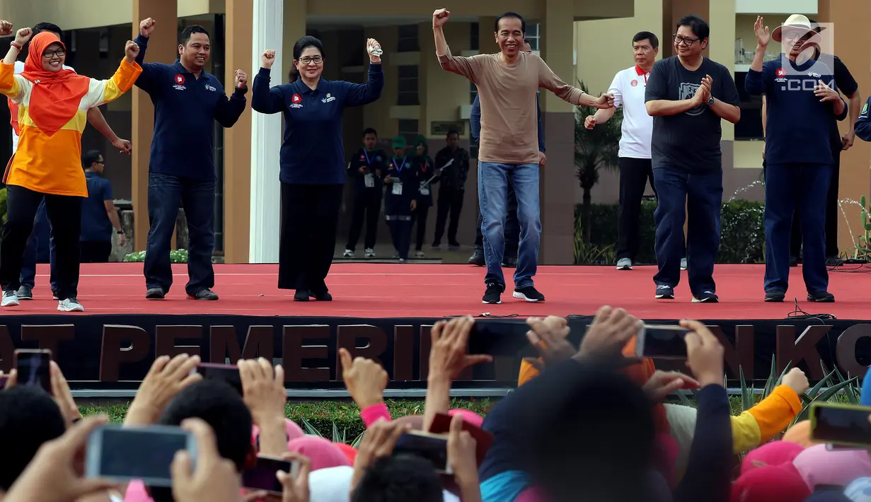 Presiden Joko Widodo (Jokowi) ditemani Menteri Kesehatan Nila F Moeloek memimpin senam bersama di depan Kantor Wali Kota Tangerang, Minggu (4/11). Kegiatan senam bersama itu dalam rangka perayaan Hari Kesehatan Nasional ke-54. (Liputan6.com/Johan Tallo)