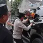 Kapolres Serang, AKBP Condro Sasongko, Keluar Mobil dari Jendela. (Selasa, 10/09/2024). (Tiktok Polres Serang).