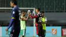 Manahati Lestusen (2kiri), Dhika Bhayangkara dan Irfandy saat merayakan kemenangan timnya atas Arema Cronus pada lanjutan Torabika SC 2016 di Stadion Pakansari, Bogor, (31/7/2016). (Bola.com/Nicklas Hanoatubun)