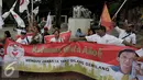 Relawan membentangkan spanduk mendeklarasikan kegiatan "Relawan Cinta Ahok", Jakarta, Sabtu (17/9). Dalam kegiatan tersebut mereka mendukung dan berharap Gubernur Basuki T Purnama kembali mencalonkan diri di Pilkada 2017-2022. (Liputan6.com/Johan Tallo)