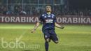 Striker Arema FC, Cristian Gonzales, merayakan gol yang dicetaknya ke gawang Semen Padang. El Loco tampil memukau pada laga ini, bomber berusia 40 tahun itu membukukan lima gol dalam laga sarat drama tersebut. (Bola.com/Vitalis Yogi Trisna)