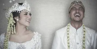 Pada September 2017, Raisa Andriana resmi menikah dengan Hamish Daud. Penyanyi kelahiran 6 Juni 1990 ini tampil cantik dengan mengenakan pakaian adat Sunda. (Foto: instagram.com/hamishdw)