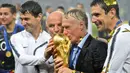 Pelatih Prancis, Didier Deschamps (kedua kanan) mencium trofi Piala Dunia 2018 setelah menjuarai laga final melawan Kroasia pada partai final di Luzhniki Stadium, Moscow, Rusia, 15 Juli 2018. (AFP/Kirill Kudryavtsev)