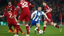 Pemain FC Porto Andre (kedua kanan) mengontrol bola dengan kawalan pemain Liverpool pada leg kedua babak 16 besar Liga Champions di Stadion Anfield, Selasa (6/3). Liverpool sukses melaju ke perempat final dengan bermain imbang tanpa gol (AP/Dave Thompson)