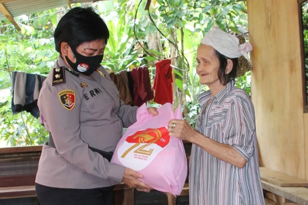 Kegiatan bakti sosial Polwan Polda Sulut ini diawali dengan penyerahan paket sembako secara simbolis oleh Wakapolda Sulut Brigjen Pol Yadi Suryadinata.
