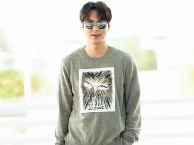 Penampilan Lee Min Ho saat akan melakukan perjalanan dari Seoul menuju Bali terlihat sederhana. Ia mengenakan sweater berwarna abu dengan celana dan sepatu hitam. Min Ho juga hanya menambahkan kacamata hitam sebagai aksesoris tambahan. (Liputan6.com/IG/@koreadispatch)