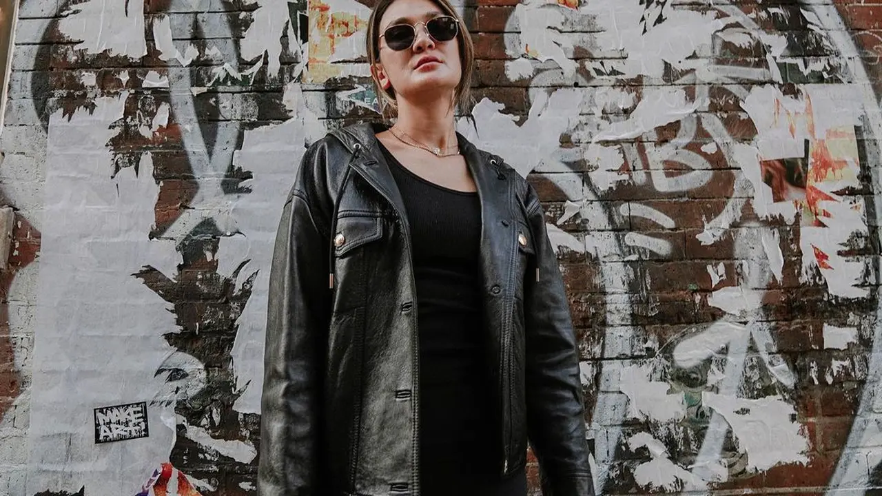 Gaya Luna Maya Pakai Jaket Kulit Hitam di New York, Keren