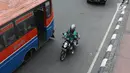 Pengendara sepeda motor mengoperasikan gawainya saat berkendara di Jakarta, Jumat (8/2). Polisi akan melakukan tindakan hukum berupa tilang kepada pengendara yang menggunakan GPS saat berkendara. (Liputan6.com/Immanuel Antonius)