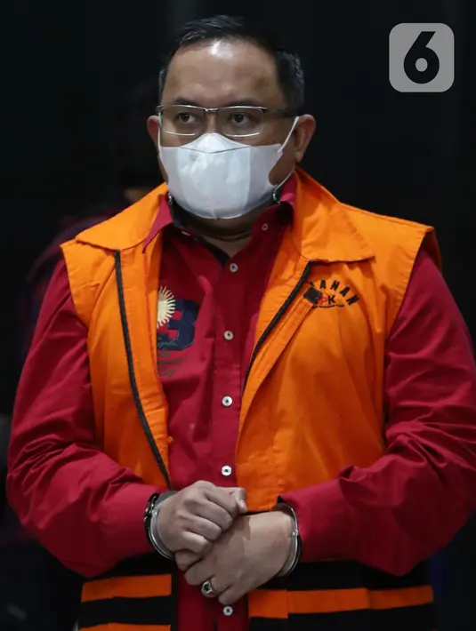 Bupati Musi Banyuasin periode 2017-2022, Dodi Reza Alex Nurdin digiring petugas sesaat usai rilis penetapan dan penahanan tersangka di Gedung KPK Jakarta, Sabtu (13/10/2021). (Liputan6.com/Helmi Fithriansyah)