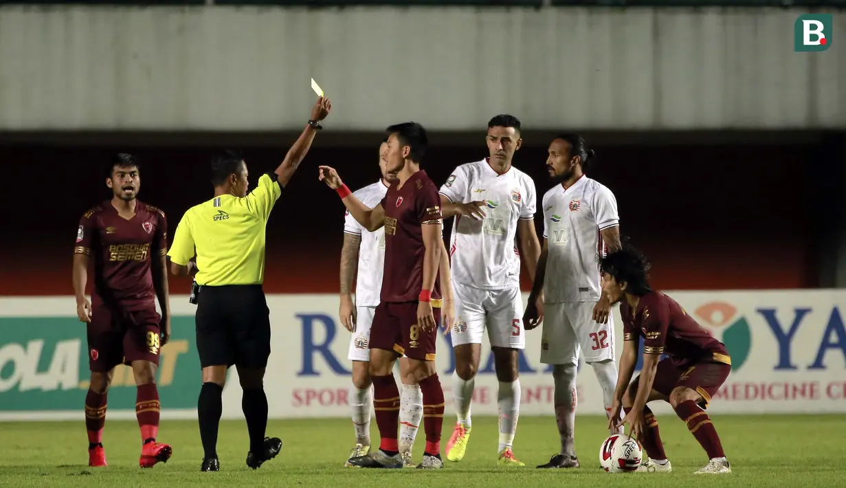 Adu mulut tersebut diawali kartu kuning yang diberikan oleh wasit, Hamim Tohari kepada Sutanto Tan karena melakukan pelanggaran terhadap Marc Klook. (Foto: Bola.com/Ikhwan Yanuar)