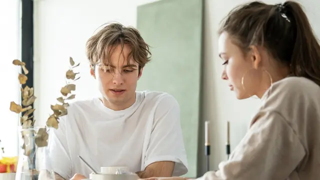 Membangun kedekatan emosional juga bisa dilakukan dengan berbagi pengalaman dan kenangan.