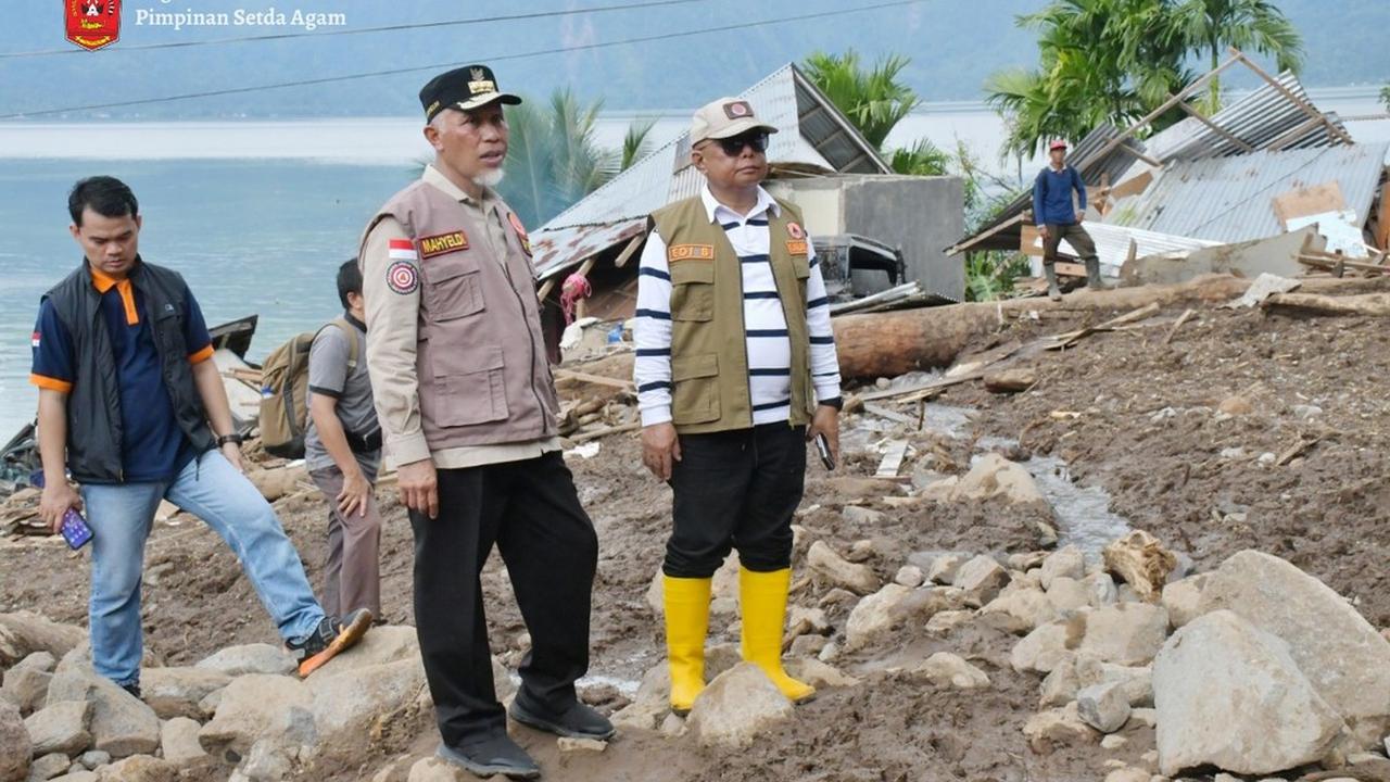 Gubernur Sumatera Barat Mahyeldi Ansharullah meninjau lokasi terdampak bencana longsor yang terjadi di Jorong Sigiran, Nagari Tanjung Sani, Kecamatan Tanjung Raya Kabupaten Agam. (Istimewa).