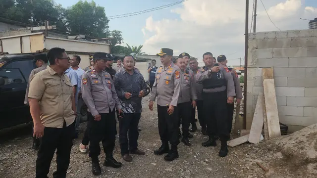 Komisioner Kompolnas Choirul Anam dan Supardi Hamid, bersama Kapolres Metro Depok, Kombes Abdul Waras mendatangi lokasi penangkapan ketua ormas dan pembakaran mobil kepolisian di Jalan Dahlan, Cimanggis, Depok. (Liputan6.com/Dicky Agung Prihanto)