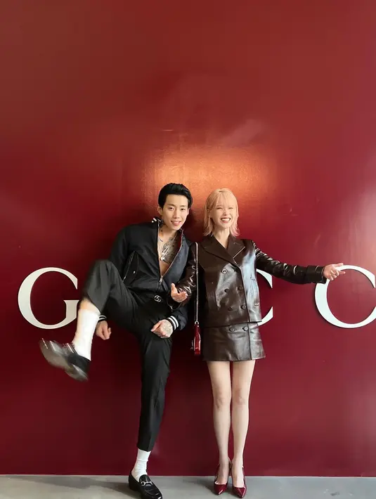 Teman mereka pun mengomentari unggahan ini. "Kalian berdua tampak hebat! Tapi kalian berdua akan masuk angin, maaan." ujar Joon Park.