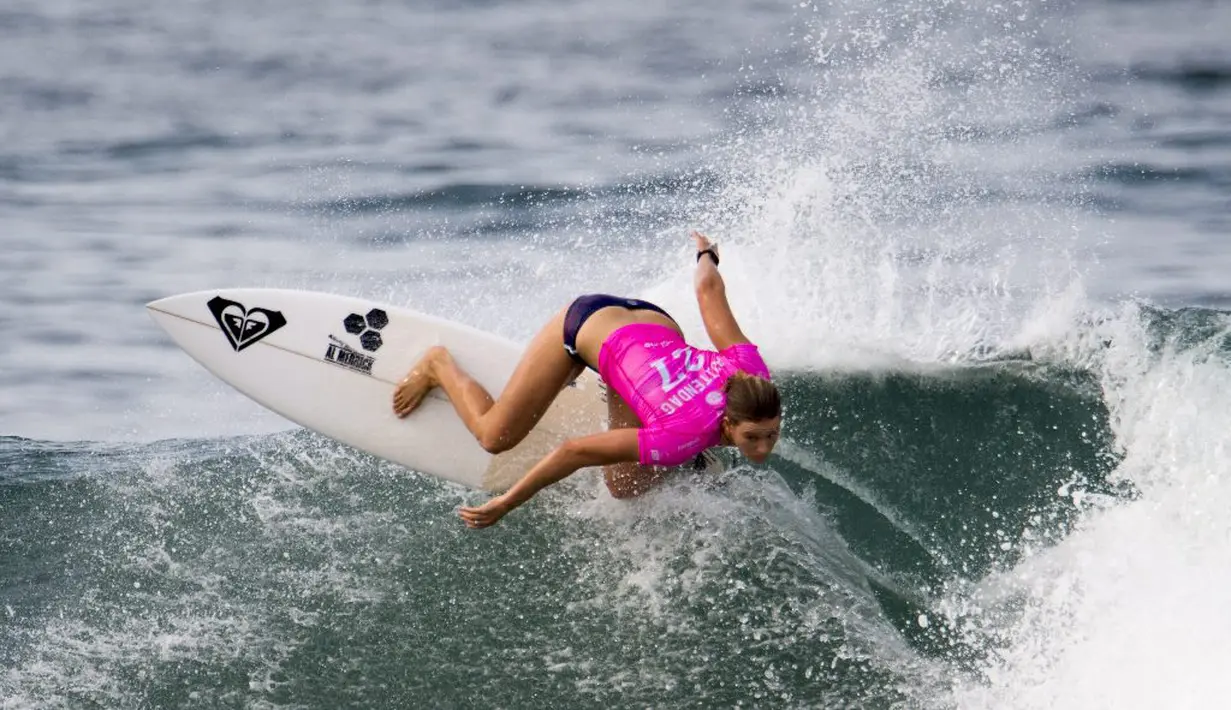 Peselancar wanita Afrika Selatan, Bianca Buitendag, saat berlomba di WSL Rio Pro Women's World Championship Tour di Pantai Grumari, Rio de Janeiro, Brasil. (AFP/Christophe Simon)