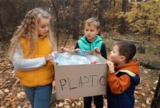 Di tengah isu perubahan iklim dan meningkatnya volume sampah global, peran generasi muda menjadi sangat penting. (foto/dok: freepik)