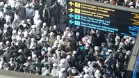 Rizieq Shihab saat menembus massa FPI di Bandara Soetta. (Liputan6.com/Pramita Tristiawati)