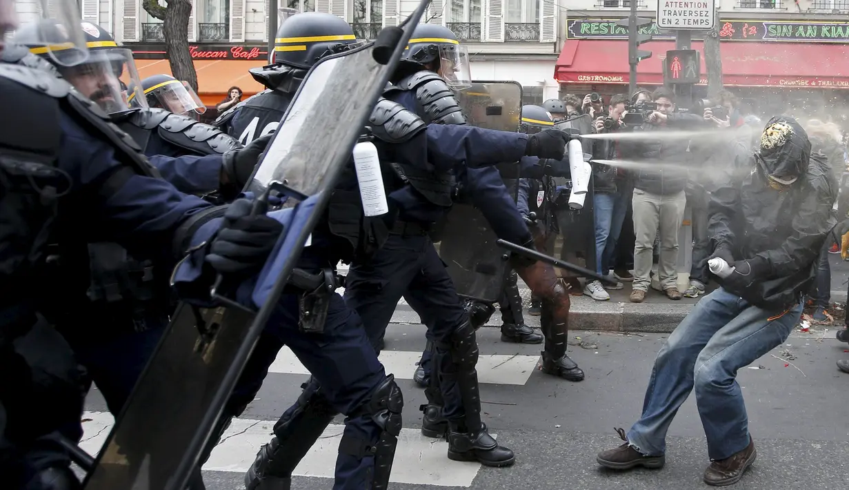 Polisi menembakkan gas air mata ke demonstran menjelang Konferensi Perubahan Iklim Dunia 2015 di Place de la Republique Paris, Prancis, Minggu (29/11). Paris melarang semua aksi demonstrasi pasca teror beberapa waktu lalu. (REUTERS/Eric Gaillard)