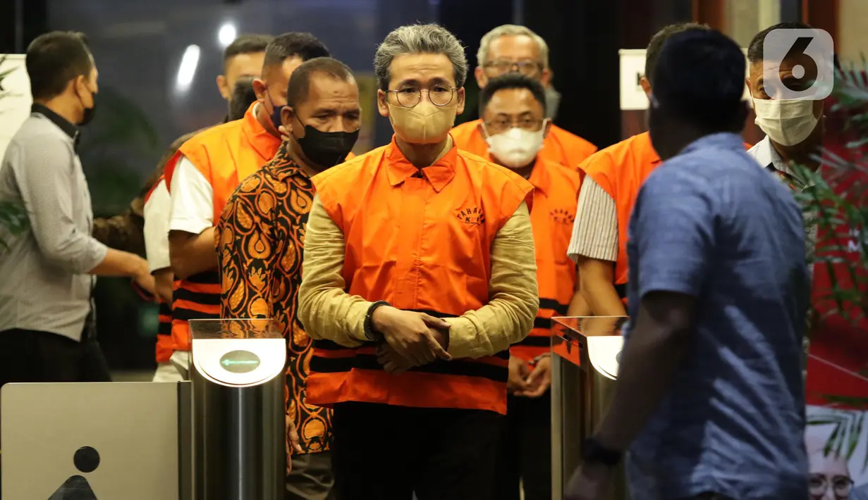 Bupati Bangkalan R Abdul Latif Amin Imron (tengah) menuju mobil tahanan usai rilis penetapan penahanan di Gedung Merah Putih KPK, Jakarta, Rabu (7/12/2022). Abdul Latif Amin Imron bersama lima pejabat di lingkungan Pemerintah Kabupaten Bangkalan, Jawa Timur ditahan KPK setelah sebelumnya ditetapkan sebagai tersangka dugaan suap lelang jabatan. (Liputan6.com/Helmi Fithriansyah)