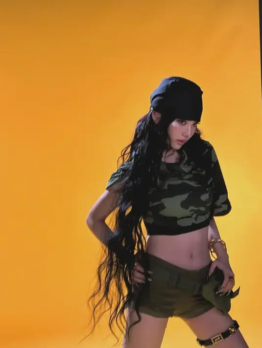 Dengan sentuhan elemen army, Ningning tampak memesona memadukannya dengana short pants dan turban hitam. [@imnotningning].