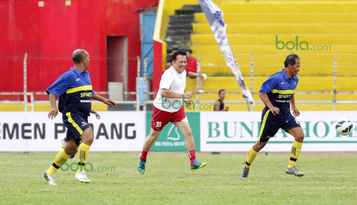 Ketua DPD RI, Irman Gusman (tengah) ikut memeriahkan turnamen Irman Gusman Cup 2016 U-17 dan U-19 di Stadion Agus Salim, Padang, Minggu (13/3/2016). (Bola.com/Nicklas Hanoatubun)