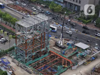 Aktivitas pekerja menyelesaikan tahapan pengerjaan proyek MRT fase 2A CP201 (Thamrin-Monas) di jalan MH Thamrin, Jakarta, Rabu (23/4/2025). (Liputan6.com/Angga Yuniar)