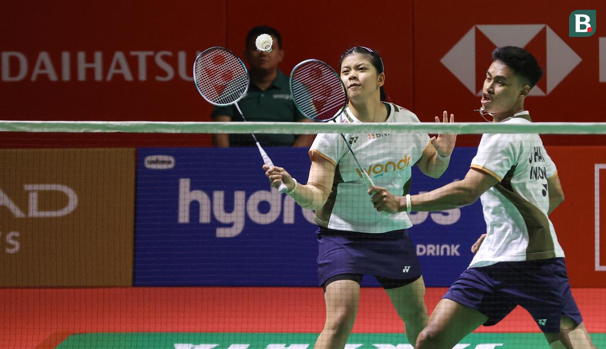 Pasangan ganda campuran Indonesia, Jafar Hidayatullah/Felisha Pasaribu mencoba menahan pukulan dari wakil Denmark saat bertanding pada babak 32 besar Indonesia Masters 2026 di Istora Senayan, Jakarta, Rabu (21/1/2026) siang. (Bola.com/Abdul Aziz)